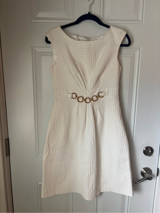 Studio I Dresses & Skirts - Studio I Cream Textured Sleeveless Midi Dress with Gold Chain